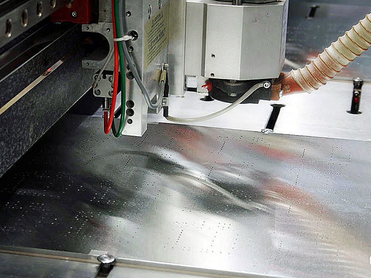 Bohrspindel über einem Bohrpaket mit Aluminium-Auflage